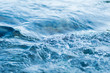 © TomoKuro - クリアな自然の天然水、川の流れ