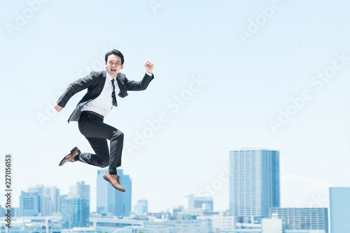 勢い良くジャンプする男性 ビジネスイメージ Stock Photo Adobe Stock 勢い良くジャンプする男性 ビジネスイメージ Stock Photo Adobe Stock