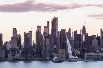 Fototapete - New York City midtown Manhattan sunset skyline panorama view from Boulevard East Old Glory Park over Hudson River.