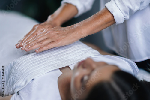 Reiki Healing Treatment Kaufen Sie Dieses Foto Und Finden Sie Ahnliche Bilder Auf Adobe Stock Adobe Stock