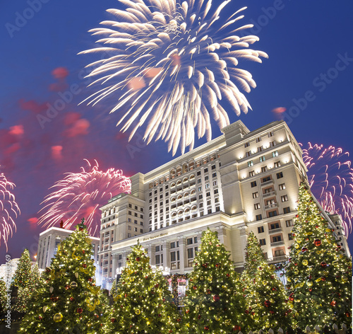 Fotografía Fireworks over the Christmas and New Year holidays illumination and Four Seasons Hotel at night