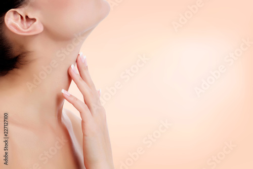 Fotomural Woman touches her neck. Skin care concept