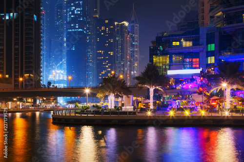 Obraz Dibond Piękny widok na Dubai Marina, ZEA. Efekt długiego czasu ekspozycji w nocy