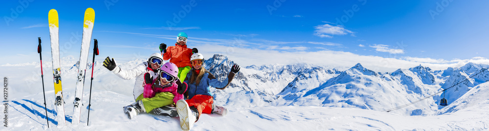 Happy family enjoying winter vacations in mountains, Val Thorens, 3 Valleys, France. Playing with snow and sun in high mountains. Winter holidays. - obrazy, fototapety, plakaty 