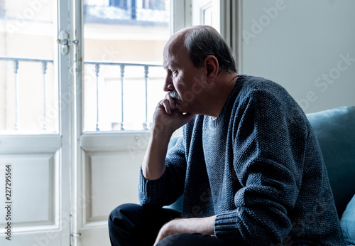 Fotomural Sad unhappy old senior man suffering from memory loss and alzheimer feeling depr