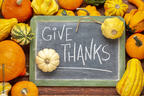 Fotografía give thanks phrase on blackboard with squash and gourds
