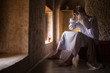 Traditionell gekleideter Mann in Haus im Oman