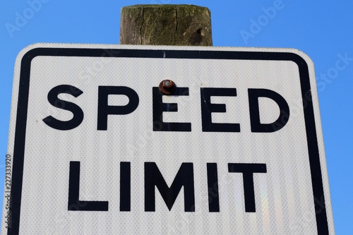 Cuadros en Lienzo A view of the top of a speed limit sign on a close view.