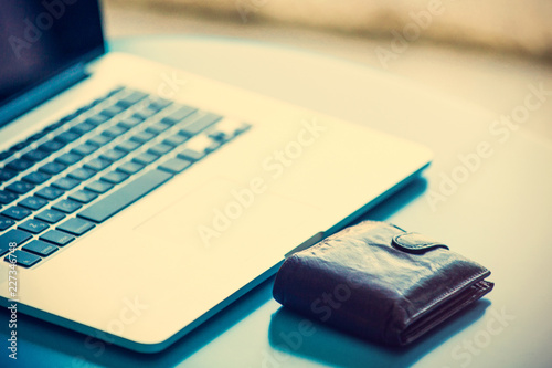 Fotografía photo of the notebook and wallet on a table. Side view