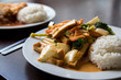 Asiatische  Gerichte mit Tofu Curry und Hühnchen bei Mittagspause im Restaurant