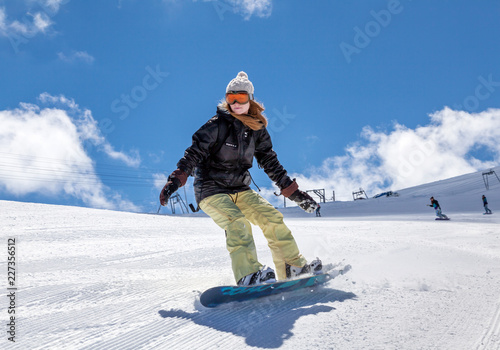 Fototapety Snowboard  snowboardzista-schodzi-w-dol