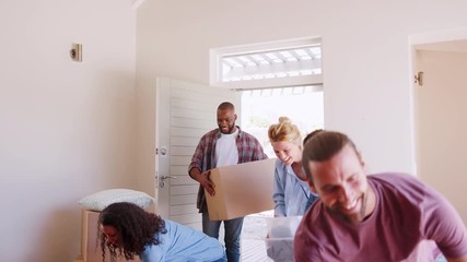 Canvas Print - Slow Motion Shot Of Friends Help Couple To Carry Boxes Into New Home On Moving Day