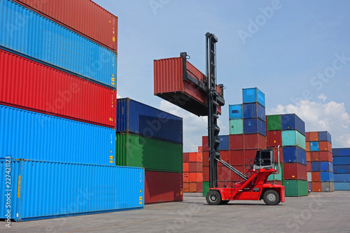 Fotografía Forklift reach stacker is lifting 40' high cube container in the depot