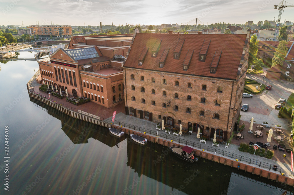 Widok z lotu ptaka Gdańska, panorama miasta z Polską Filharmonią Bałtycką - obrazy, fototapety, plakaty 