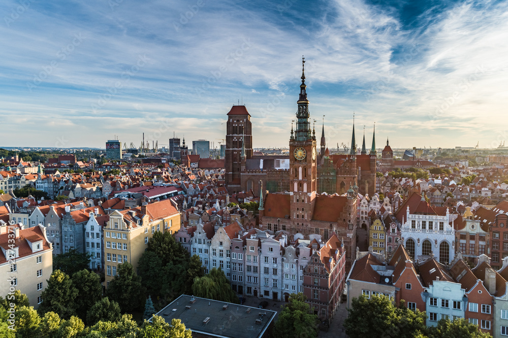 Widok Gdańska, panorama miasta rano z Bazyliką Mariacką - obrazy, fototapety, plakaty 