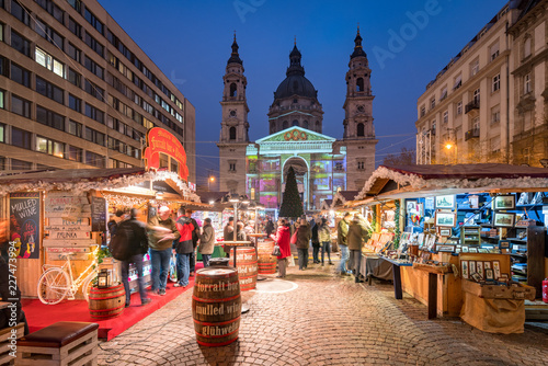 Photo Weihnachtsmarkt auf dem St. Stephans-Platz in Budapest, Ungarn