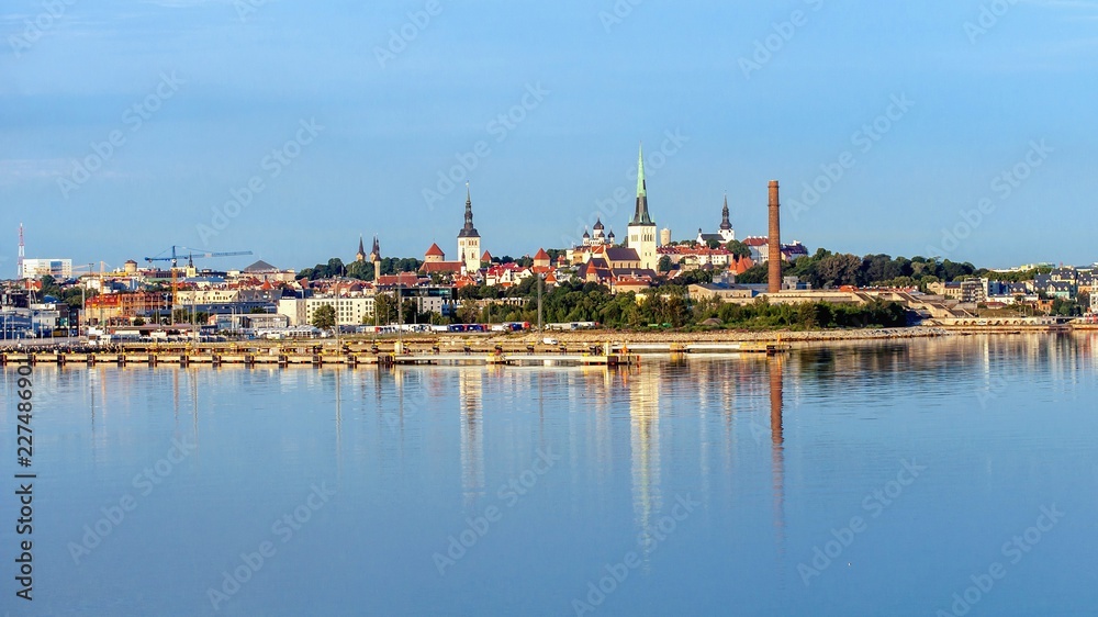 Obraz na płótnie Tallinn. View of the city from the Gulf of Finland. w salonie