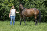 Fototapeta Konie - Schönes Pferd mit Besitzerin