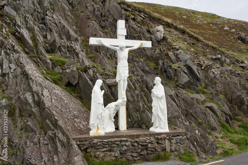 Fotografie, Obraz Christian cross monument along Slea Head Drive on the Dingle Peninsula in County