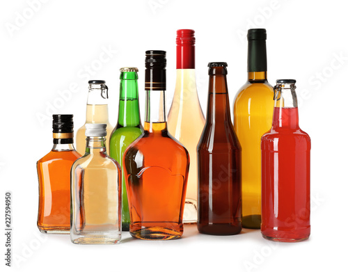 Fotomural Bottles with different alcoholic drinks on white background