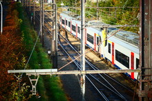 Spoorweg Lijn Bekabeling Electriciteits Kabels Hoogspanning Trein Aankomend Vertrek