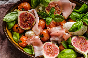 Poster - Homemade fresh figs salad with herbs and roasted garlic toast