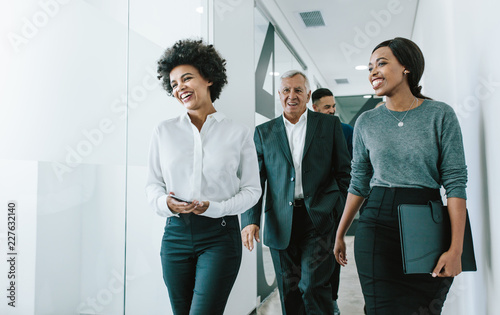 Cuadros en Lienzo Team of corporate professionals in office corridor