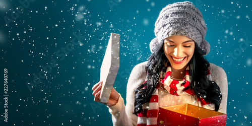 Cuadros en Lienzo Happy young woman opening a Christmas present box