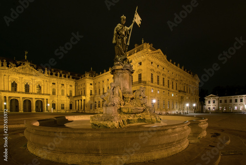 Foto Frankoniabrunnen vor der Würzburger Residenz, Würzburg, Unterfranken, Bayern, De