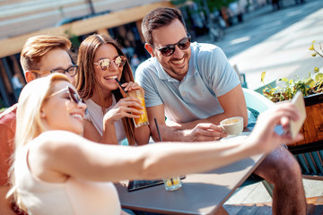 Canvas Print - Friends having fun in cafe