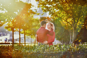 Wall Mural - Romantic couple in love near the Eiffel tower