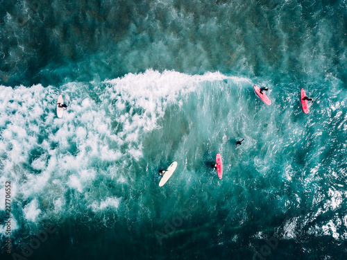surfer-czeka-na-plazy-na-kolejna-duza-fale-w-porto-portugalia