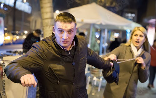 Cuadros en Lienzo plunderer is stole the handbag from female