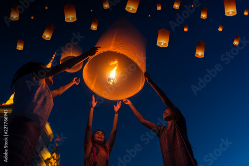 Fotografie, Obraz People floating lamp in Yi Peng festival in Chiangmai Thailand