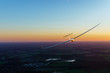Segelflugzeug im Flug während des Sonnenunterganges