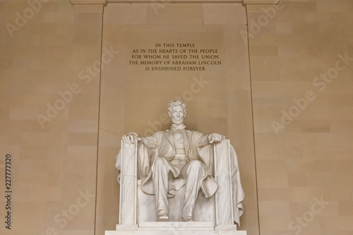 Photographie Statue of Abraham Lincoln inside Lincoln Memorial in Washington D