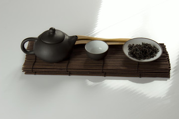 Wall Mural - small clay teapot, tea and tea ceremony supplies on a white background 茶瓯