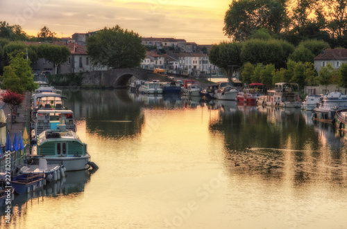 Fotomural Quiet Morning at The Canal du Midi in Castelnaudary, France