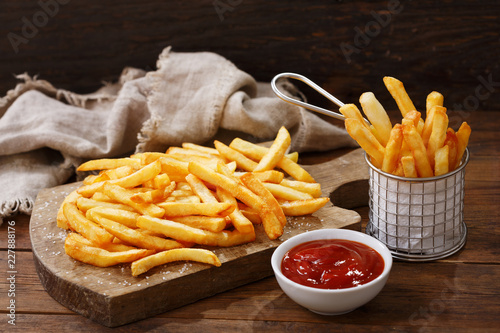 Fotografía French fries with ketchup