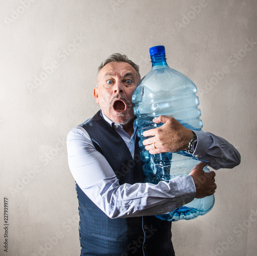 Fotomural persona che abbraccia una grandissima bottiglia di acqua