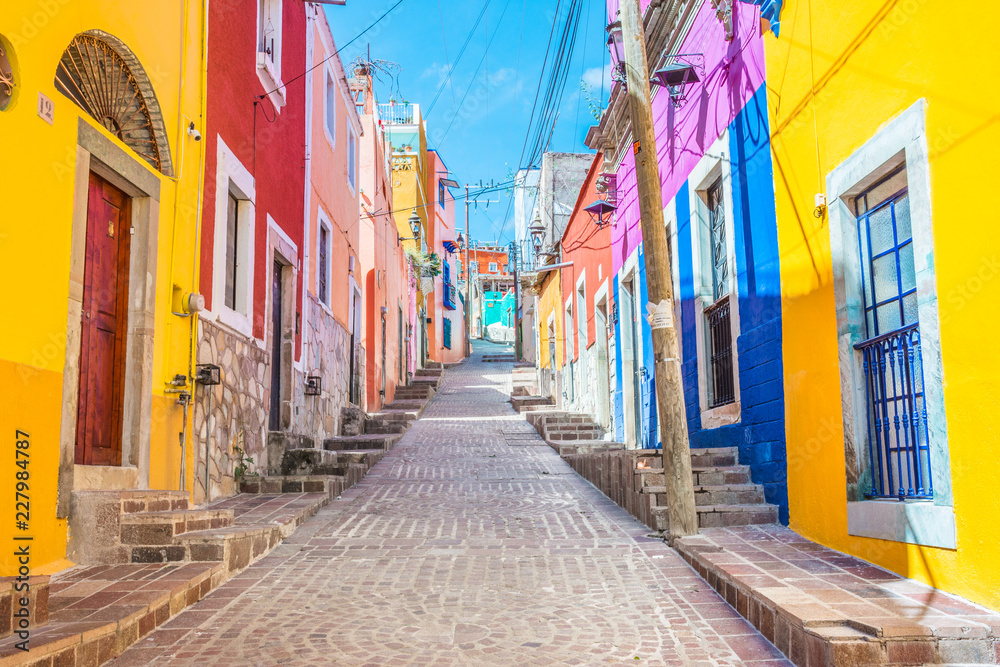 Kolorowe ulica w mieście Guanajuato, Meksyk - obrazy, fototapety, plakaty 