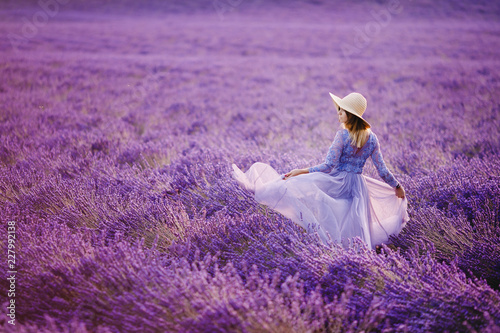Dekoracja na wymiar  kobieta-w-lawendowym-polu-kwiatow-o-zachodzie-slonca-w-fioletowej-sukience-francja-prowansja