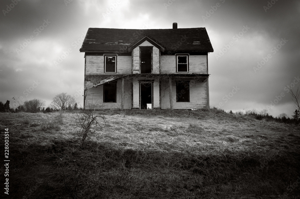 Creepy haunted bandoned house in rural Nova Scotia - obrazy, fototapety, plakaty 