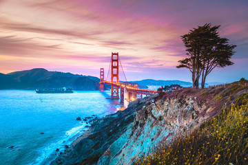 Wall Mural - Golden Gate Bridge at twilight, San Francisco, California, USA