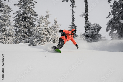 Dekoracja na wymiar  czlowiek-szybko-zjezdzajacy-z-gory-na-snowboardzie