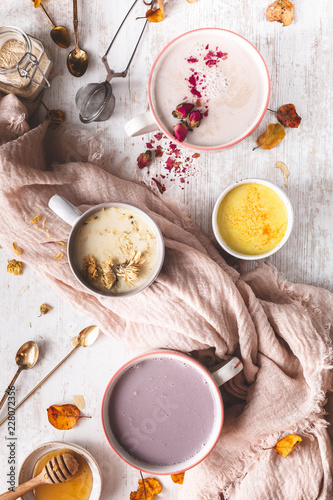 Fotografie, Obraz Assortiment de Lait d'Or ou Moon Milk à la Rose, Lait d'Or au Curcuma, à l'Hibis