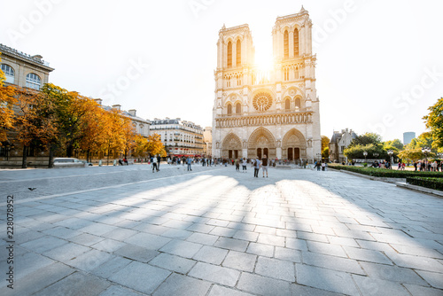 Zdjęcie XXL Widok na słynną katedrę i plac Notre-Dame w świetle poranka w Paryżu, Francja
