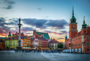 Wall Mural - Panoramic view on Royal Castle, ancient townhouses and Sigismund's Column in Old town in Warsaw, Poland. Evening view.