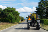 Fototapeta Konie - Tracteur sur route de campagne