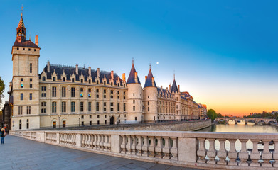 Fototapete - Beautiful panoramic view of Seine and Conciergerie at sunrise in Paris, France